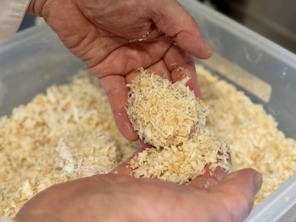 島根県松江市にあるトンカツ専門店『ムーランドール』の調理風景