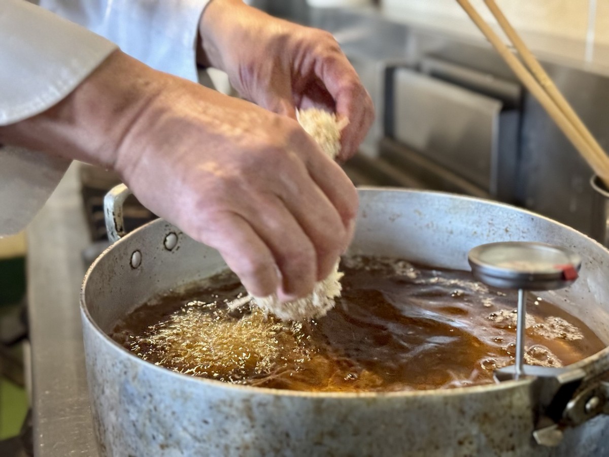 島根県松江市にあるトンカツ専門店『ムーランドール』の調理風景