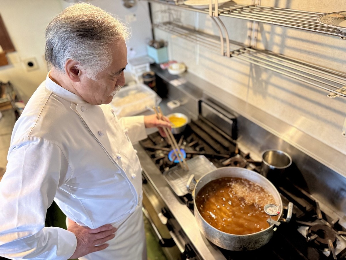 島根県松江市にあるトンカツ専門店『ムーランドール』の調理風景