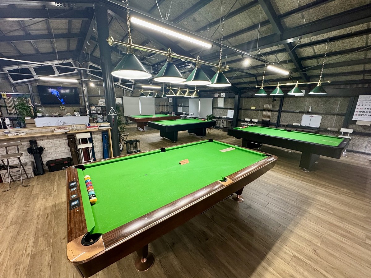 島根県出雲市にあるビリヤード専門店『ポケットキングハウス』の店内の様子
