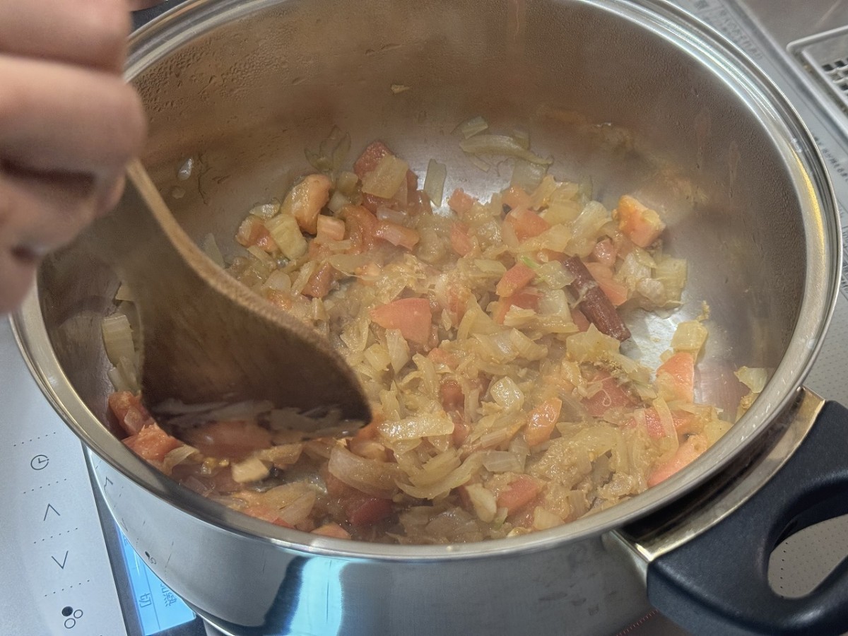 島根県雲南市生まれの商品「本格スパイスカレーキット」の調理風景