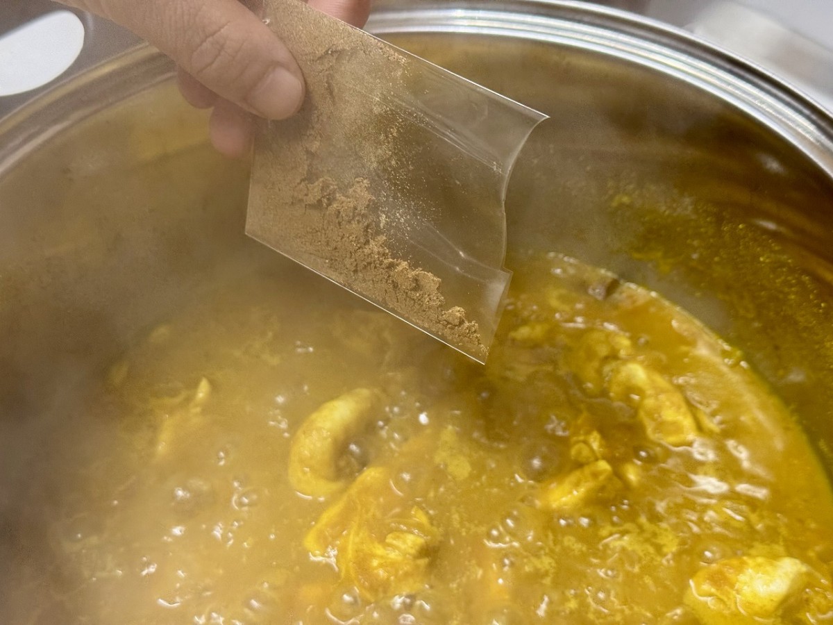 島根県雲南市生まれの商品「本格スパイスカレーキット」の調理風景