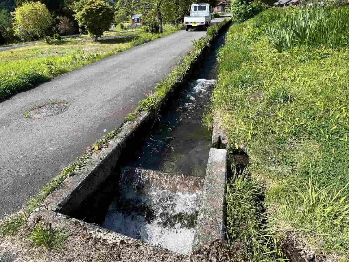 鳥取県の江府町にある「御机（みづくえ）の茅葺小屋」周辺の様子