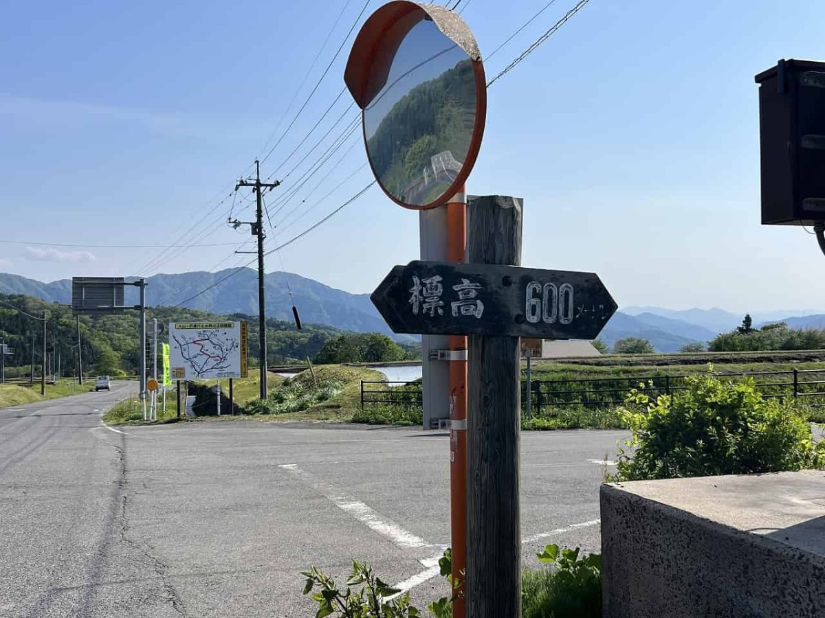 鳥取県の江府町にある「御机（みづくえ）の茅葺小屋」周辺の様子