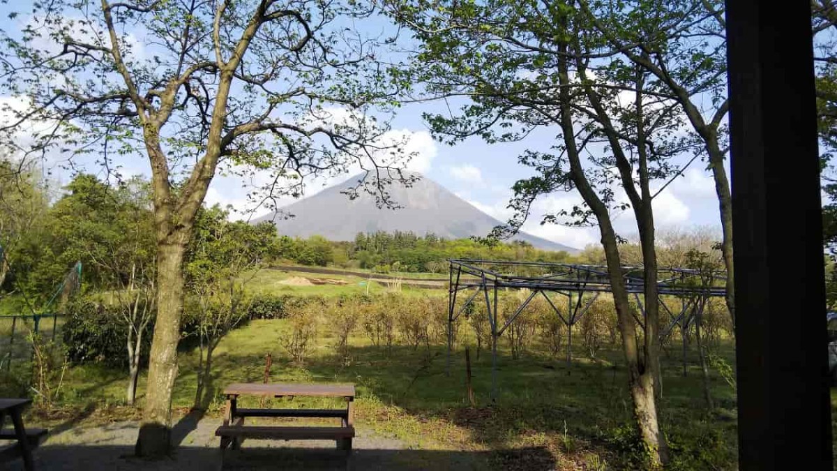 鳥取県伯耆町にある『cafeうさぎや』のテラスから見える大山の景色