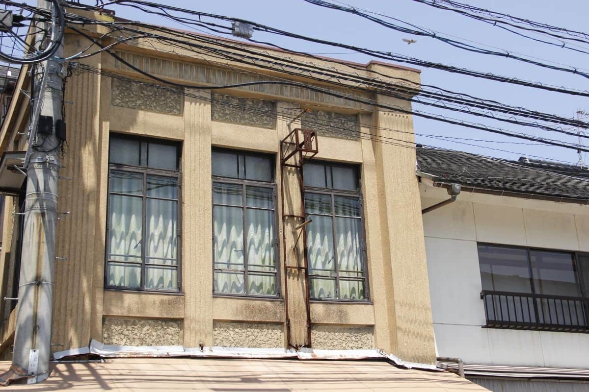鳥取県倉吉市の観光地・白壁土蔵群でみつけたレトロな建材店の建物