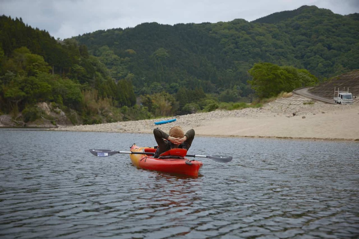 島根県美郷町の江の川でカヌーを楽しむ様子