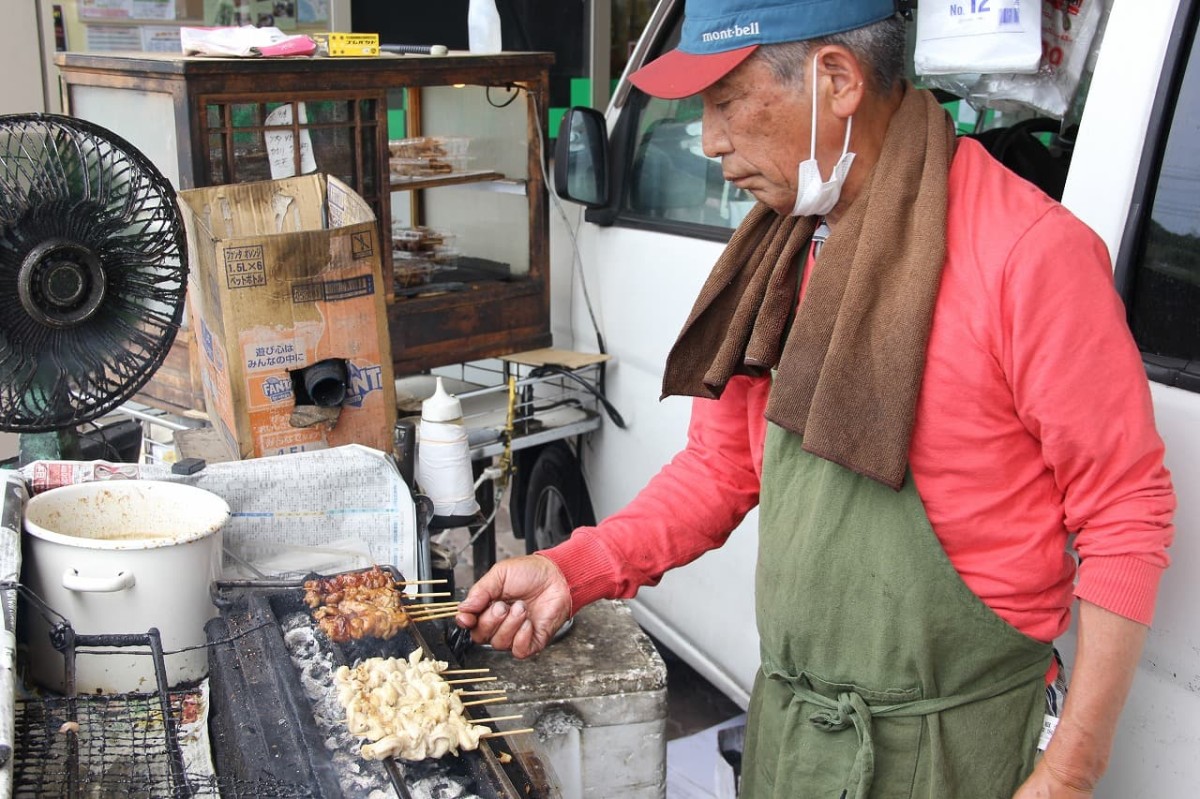 米子市のスーパーに出店する焼き鳥店「まる鳥」