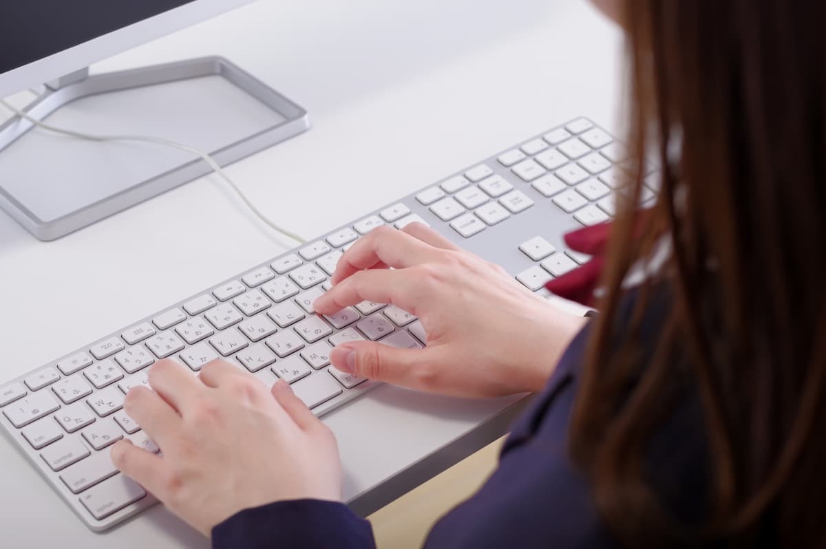 パソコンを使って勉強する中学生の女の子
