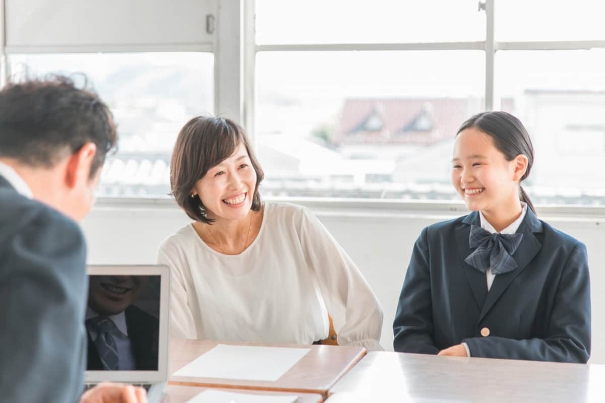 個人面談中の中学生親子