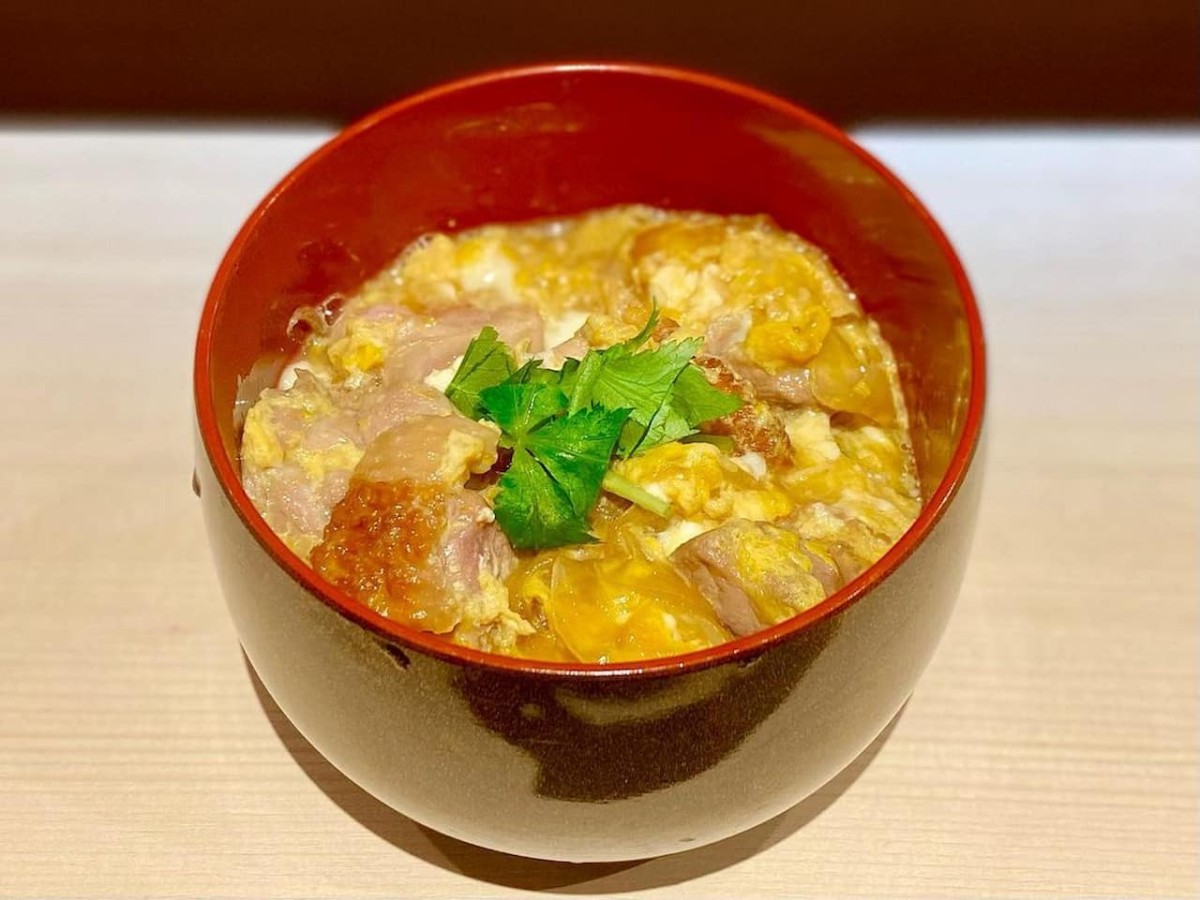 島根県松江市にある「山麓」の親子丼