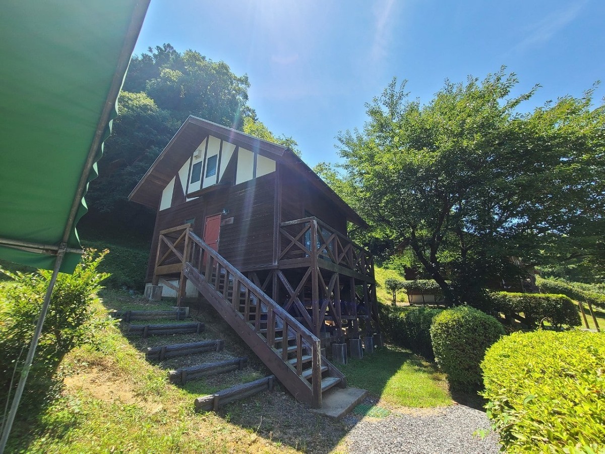 島根県出雲市の『出雲市うさぎ森林公園　夢の森うさぎ キャンプ村』のコテージ