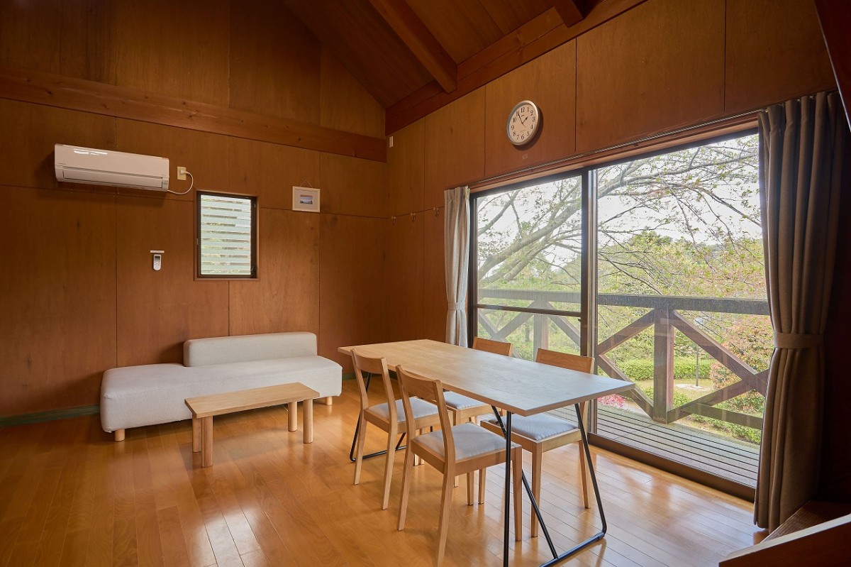 島根県出雲市の『出雲市うさぎ森林公園　夢の森うさぎ キャンプ場』のコテージ内部の様子