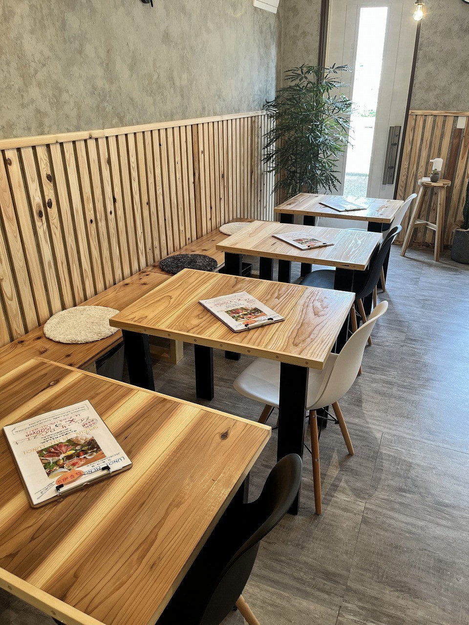鳥取県米子市にオープンした『オンレントカフェ』の店内の様子
