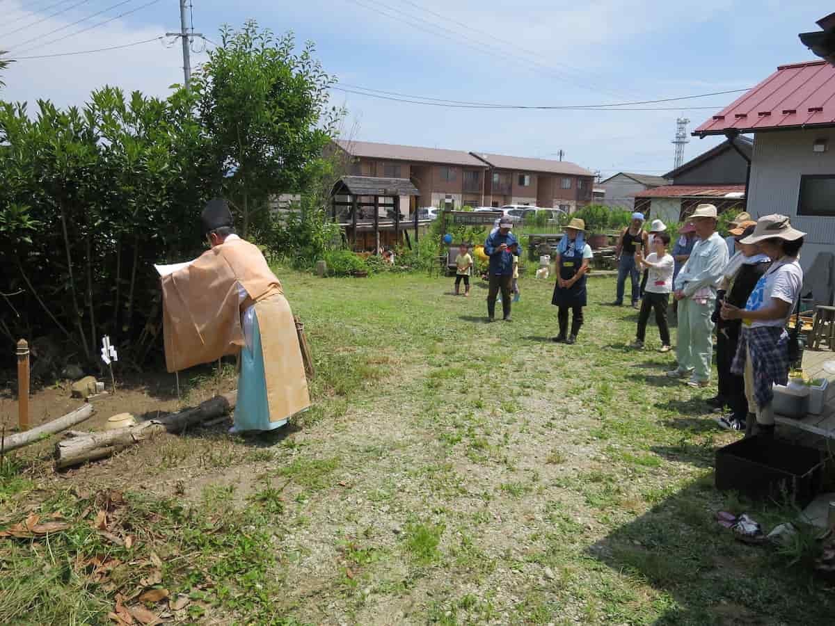 島根県出雲市にある「NPO法人かえる倶楽部」で開催された井戸掘りワークショップで行われた「地鎮祭（じちんさい）」の様子