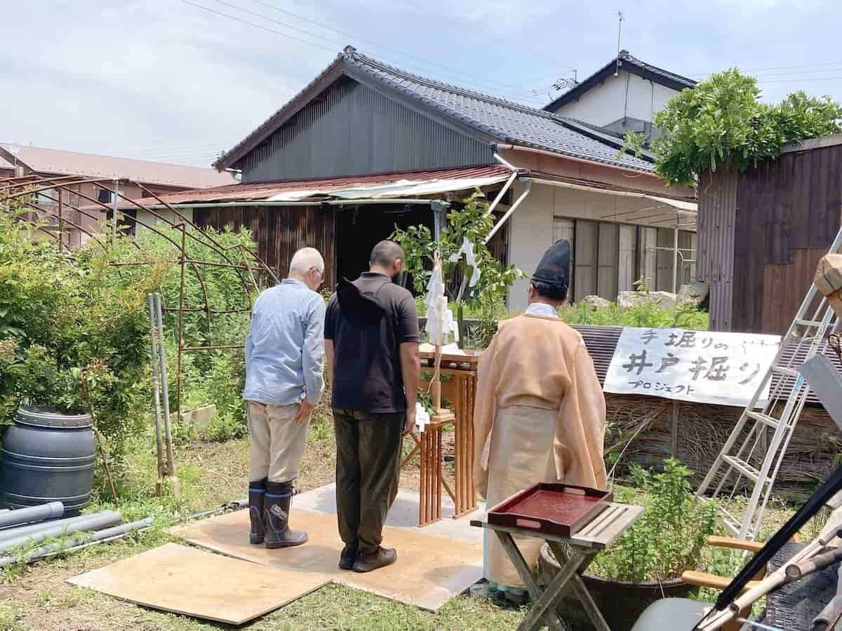 島根県出雲市にある「NPO法人かえる倶楽部」で開催された井戸掘りワークショップで行われた「地鎮祭（じちんさい）」の様子