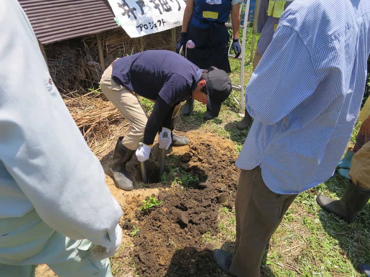 島根県出雲市にある「NPO法人かえる倶楽部」で開催された井戸掘りワークショップの様子