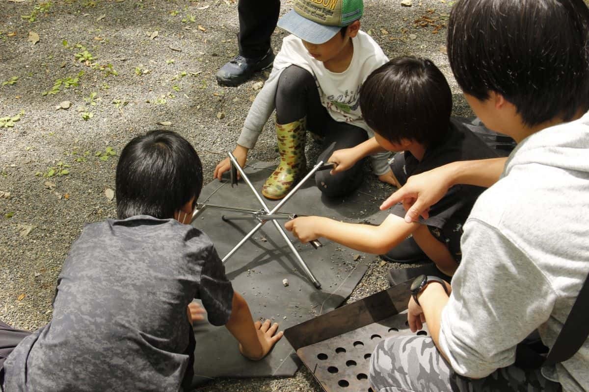 焚き火台を組み立て中