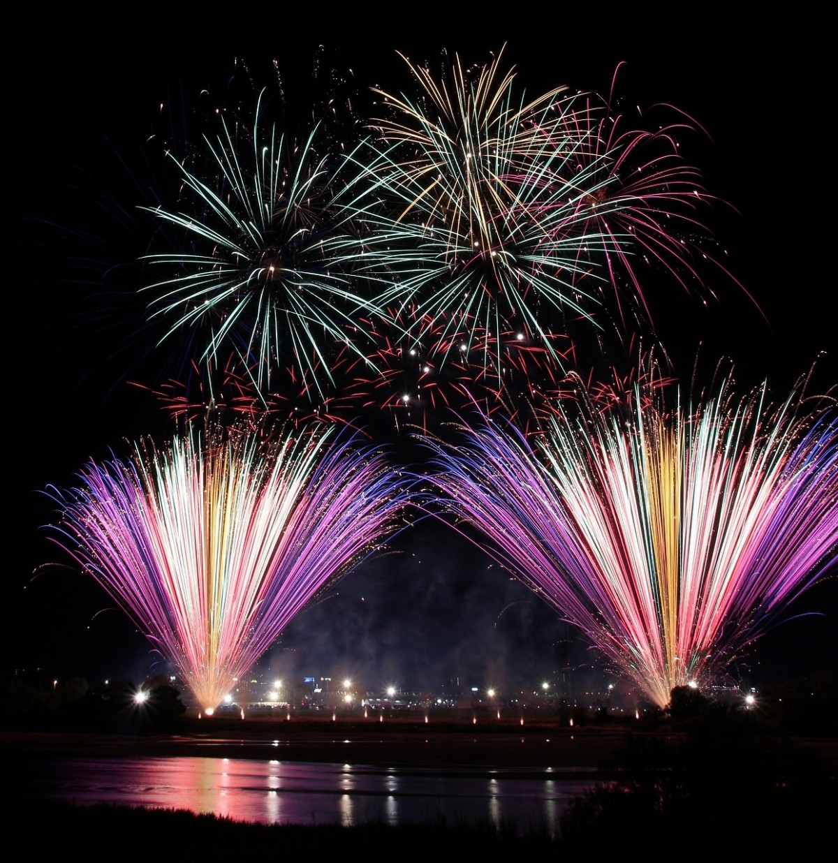 島根県出雲市で開催される夏祭り「出雲神話まつり」の過去開催時の花火の様子