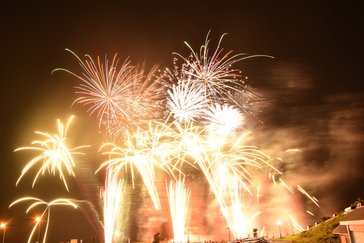 島根県出雲市で開催される夏祭り「多伎キララまつり」の過去開催時の花火の様子