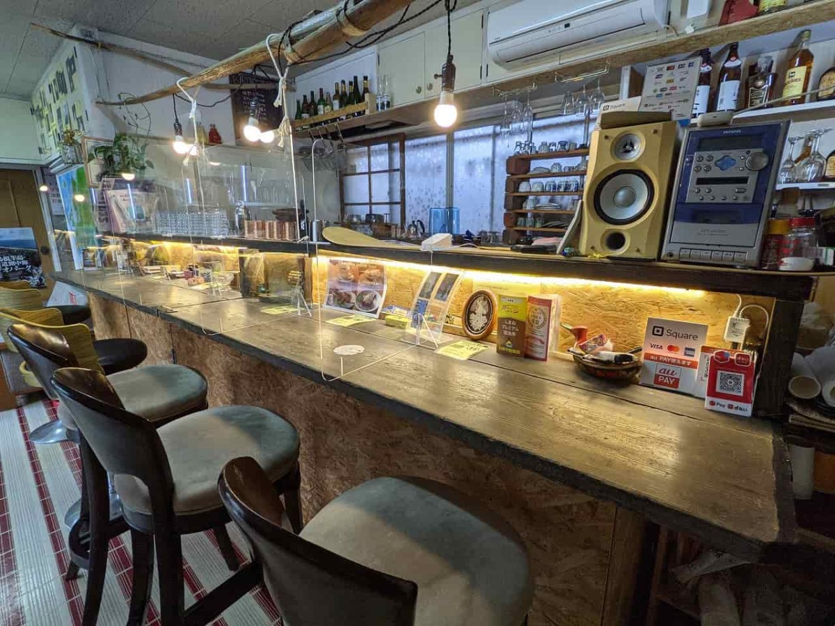 島根県松江市にある『かたゑ庵ゲストハウス』のラウンジバー、喫茶スペース
