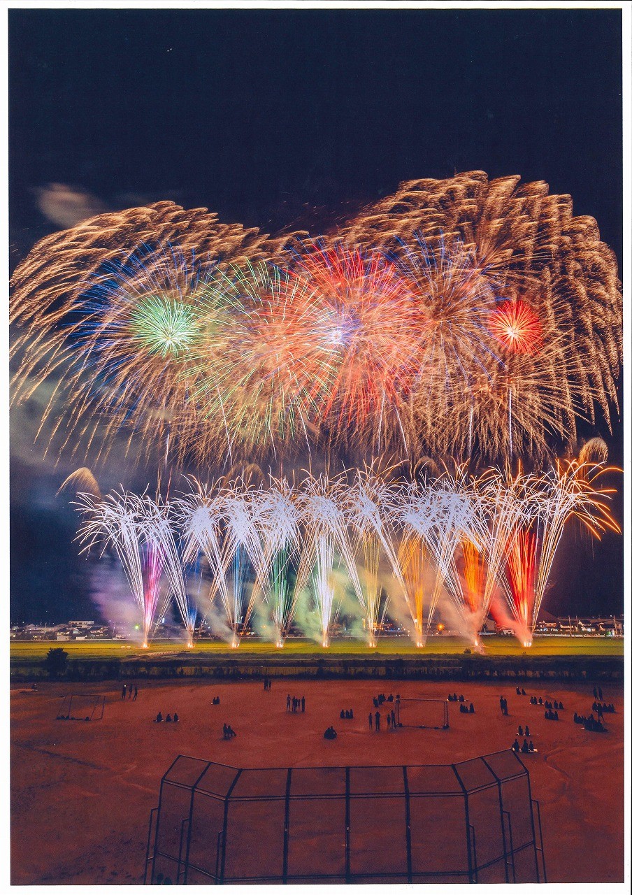 島根県出雲市で開催される夏祭り「荘原夏祭りと花火の夕べ」の過去開催時の花火の様子