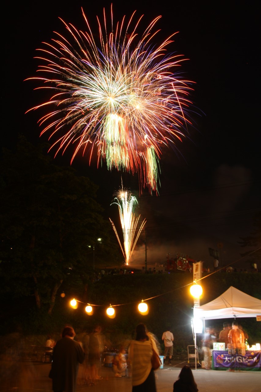 鳥取県伯耆町で開催される夏祭り「フェスティバル・ディア・マスミズ」の過去開催時の花火の様子