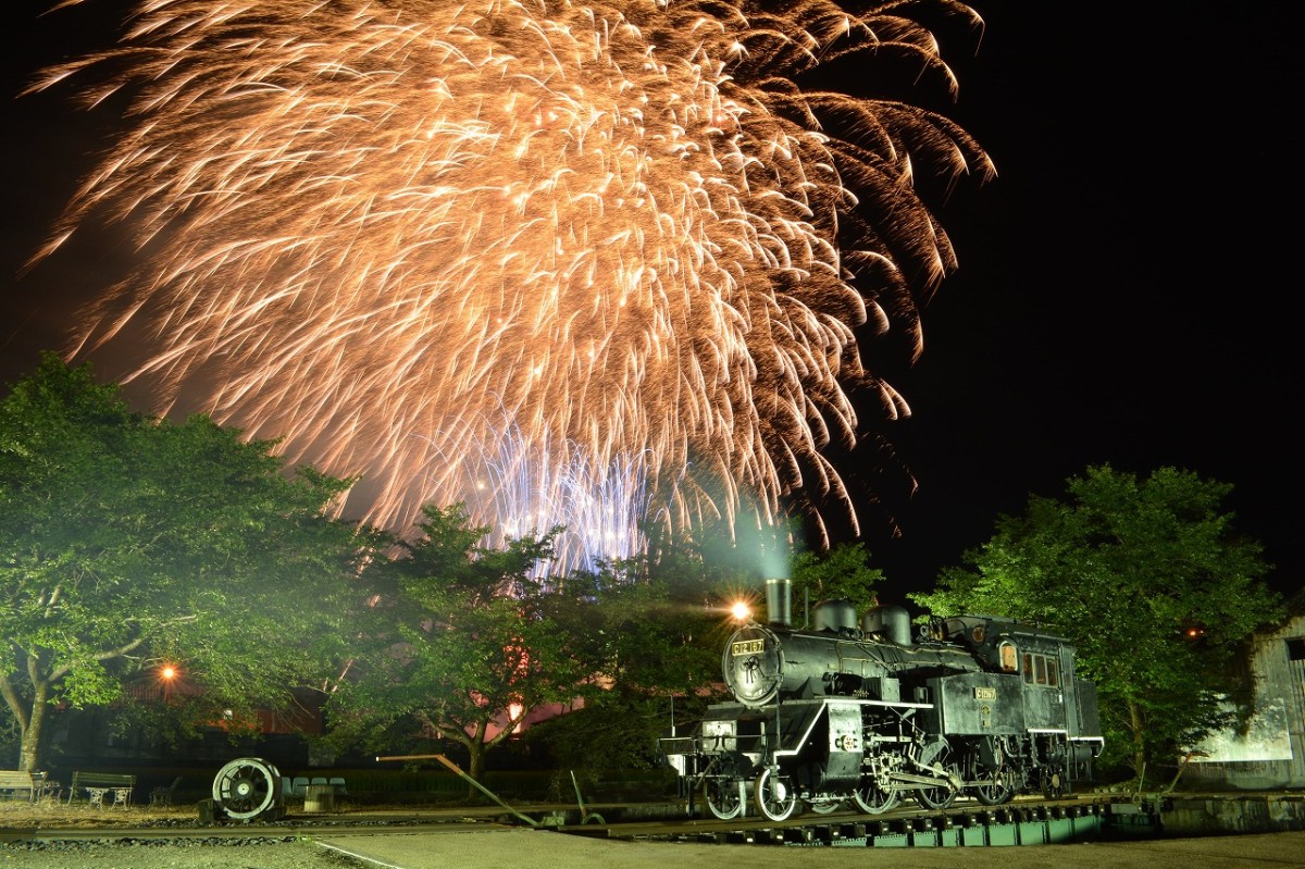 鳥取県若桜町で開催される夏祭り「若桜町納涼花火大会」の過去開催時の花火の様子