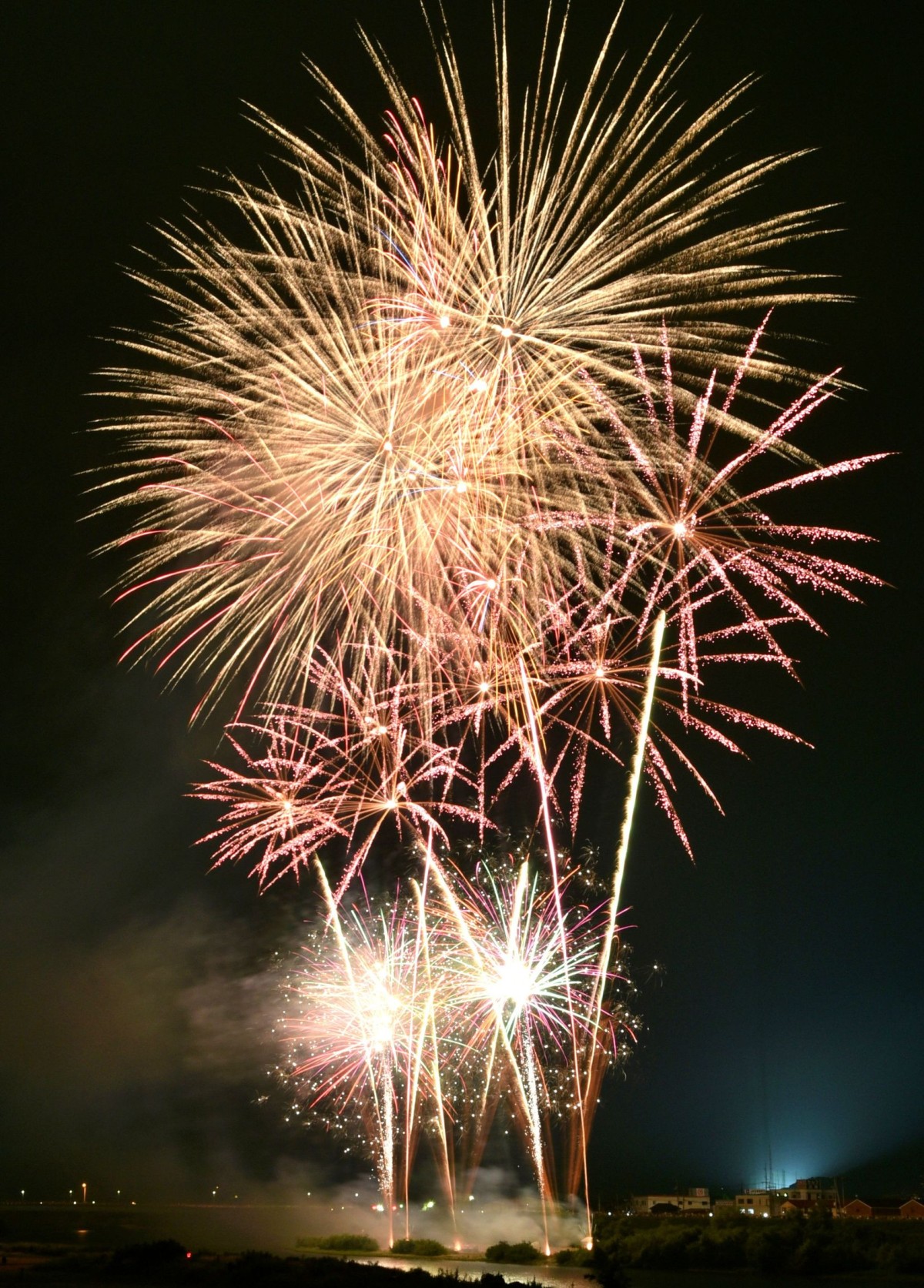 鳥取県鳥取市で開催される夏祭り「市民納涼花火大会」の過去開催時の様子