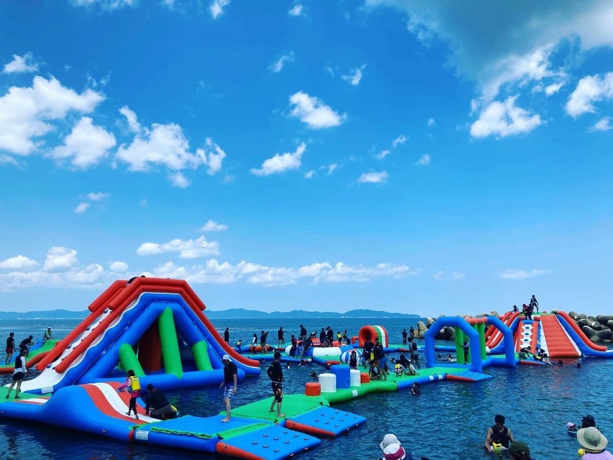 鳥取県米子市の皆生温泉で開催される夏イベント「海上アスレチック 海皆-KAIKAI-」の過去開催の様子