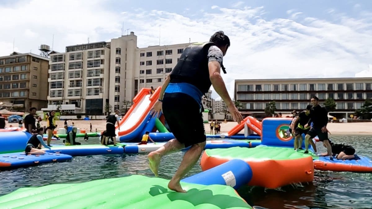 鳥取県米子市の皆生温泉で開催される夏イベント「海上アスレチック 海皆-KAIKAI-」の過去開催の様子