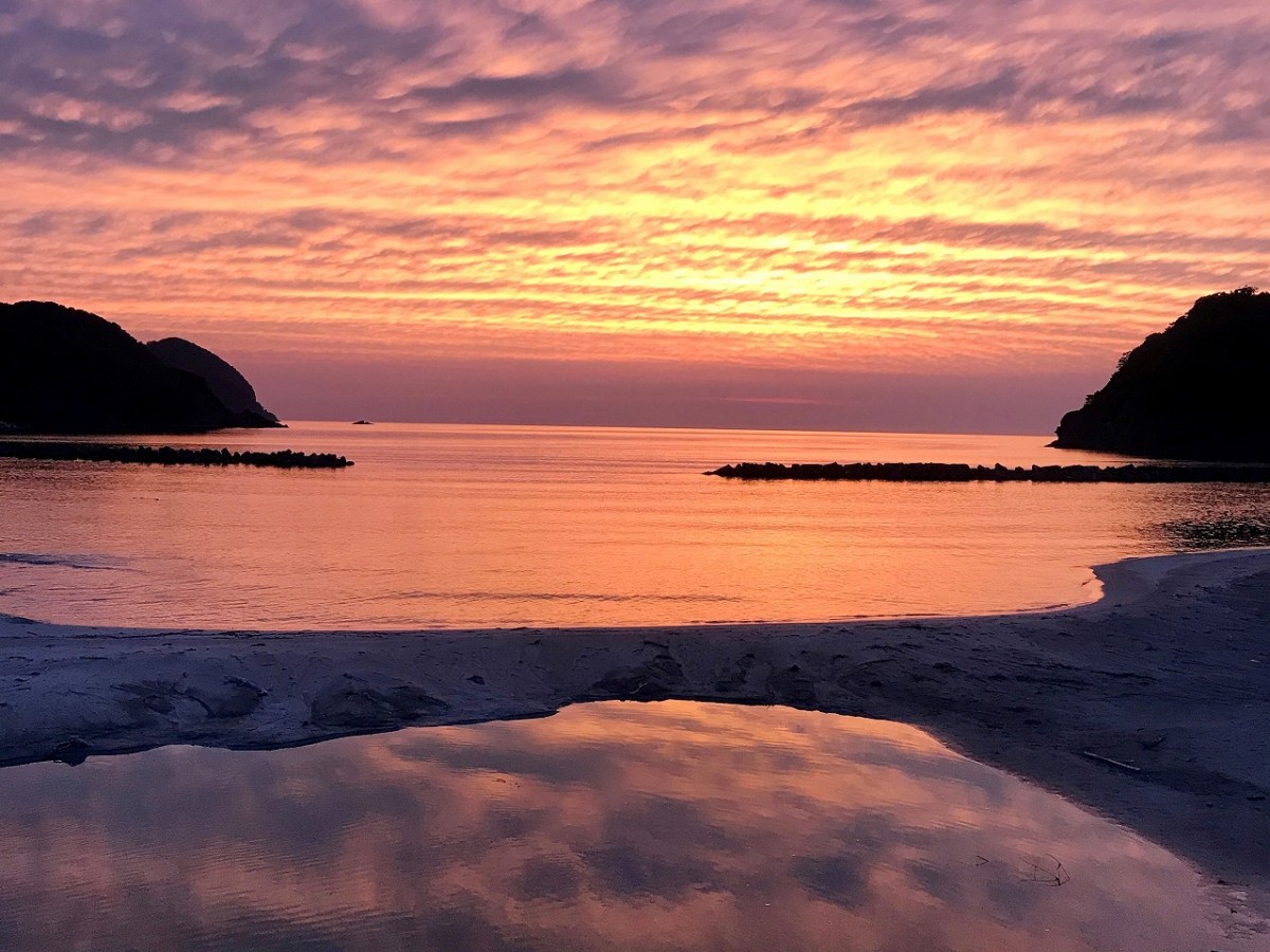 松江市島根町にある『ロコブルー』のルーフデッキから見える夕日