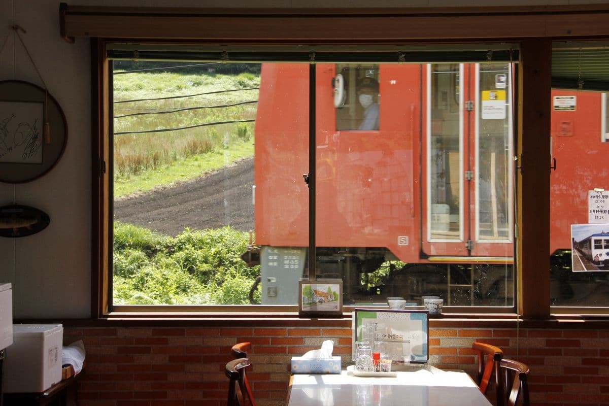 島根県奥出雲町のそば店『高原そば壱心』の店内から見る木次線の車両