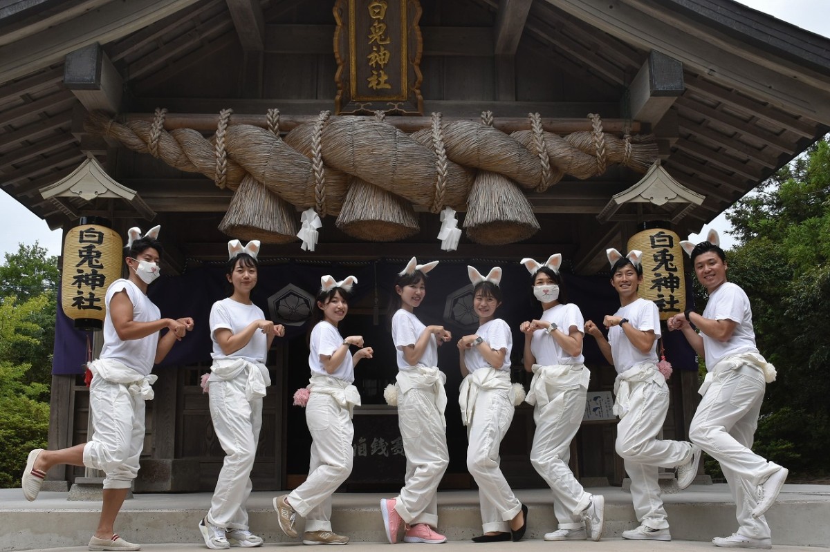 鳥取県で実施されている「うさぎダンスプロジェクト」のダンスチーム「とっとり白うさぎダンサーズ」のメンバー