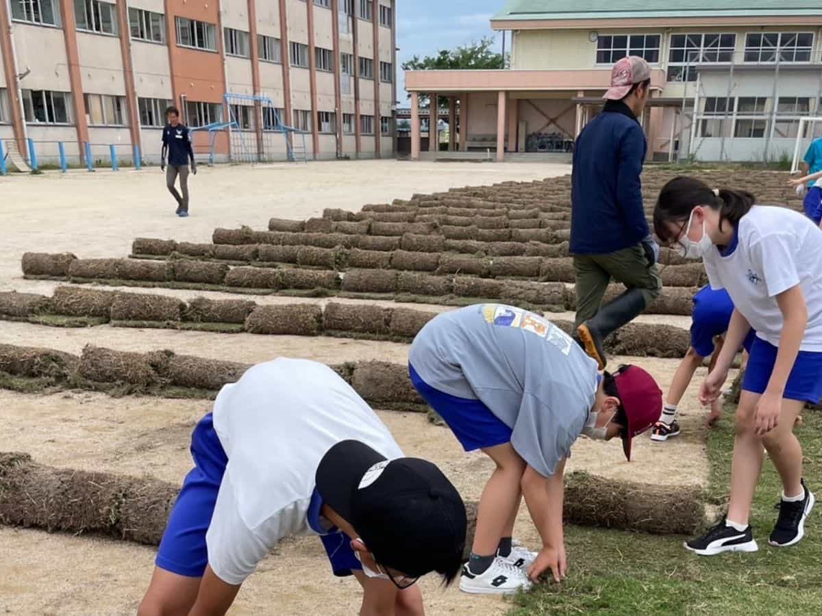 鳥取県のプロサッカークラブ「ガイナーレ鳥取」のスタッフが育てる芝生を小学校へ