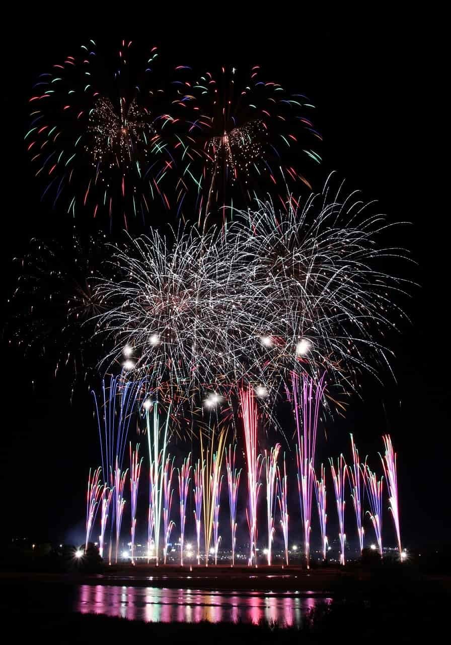 出雲市の「大津神立河川敷公園」で開催される花火大会「出雲神話まつり 花火大会」の様子