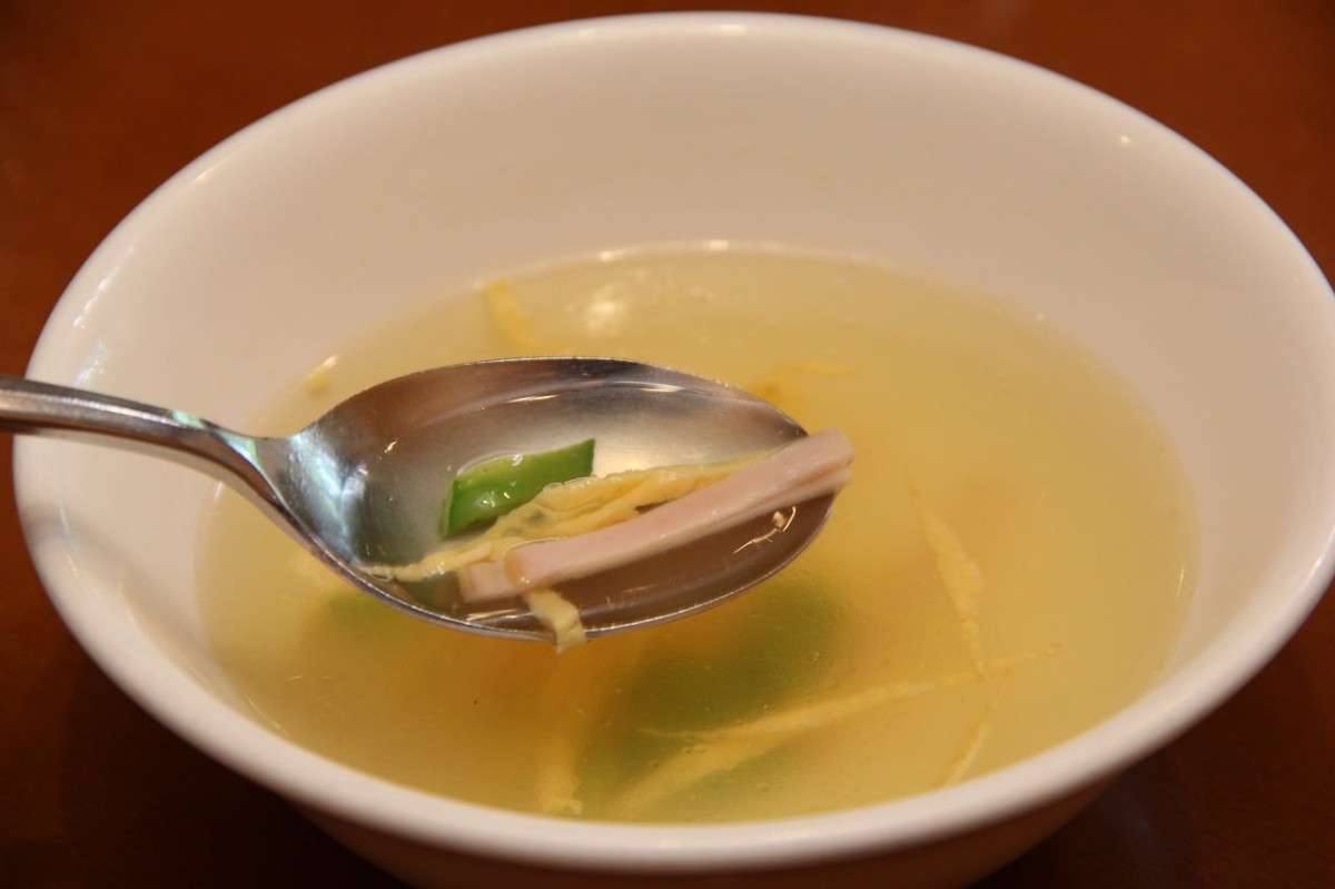 島根県出雲市にある『トエニ』の「オムスパゲティ」のスープ