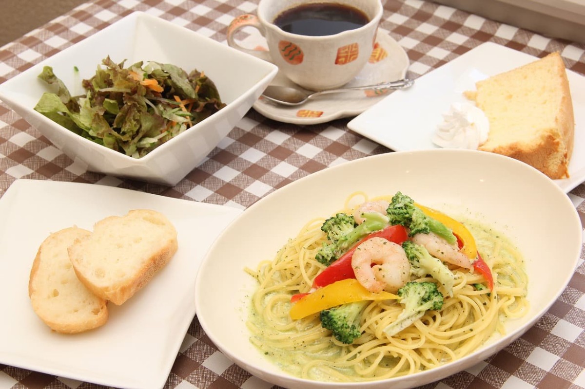 島根県松江市にある『パスタで食堂』で提供している「ランチAセット」_スペシャルジェノベーゼ