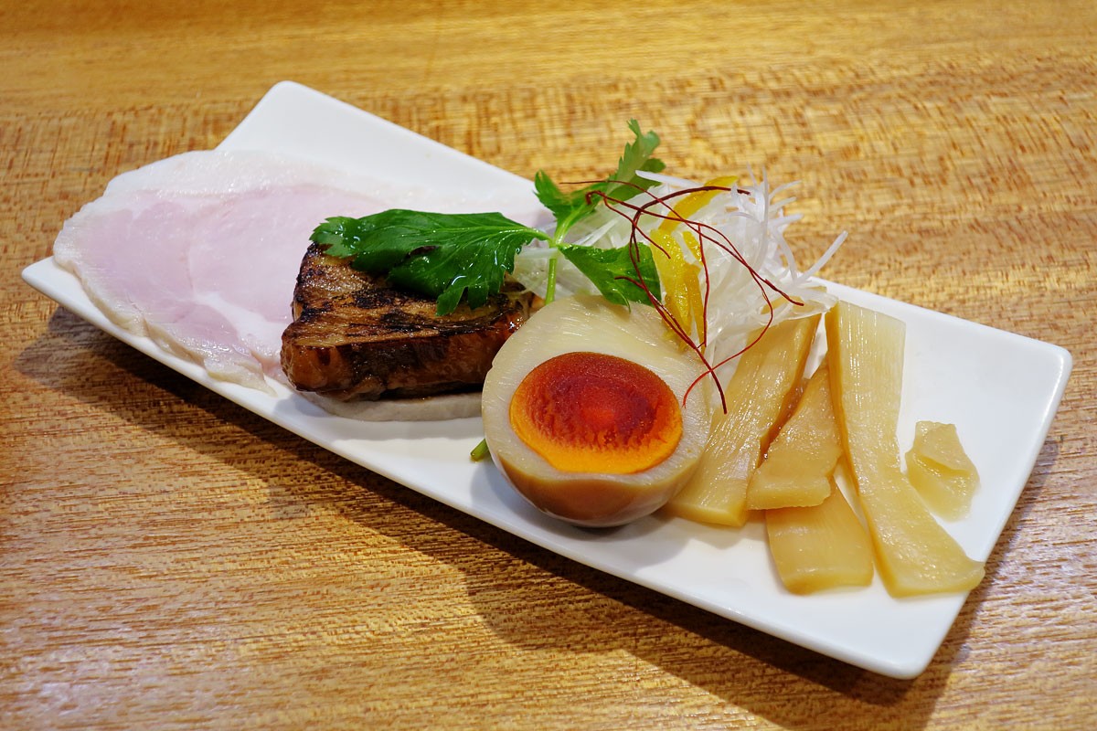 鳥取県米子市の人気ラーメン店『麺処 想』の新メニュー「地鶏醤油そば」のトッピング