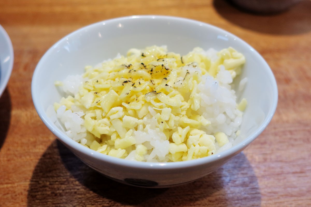 鳥取県米子市の人気ラーメン店『麺処 想』の新メニュー「地鶏鶏白湯まぜそば」の追い飯
