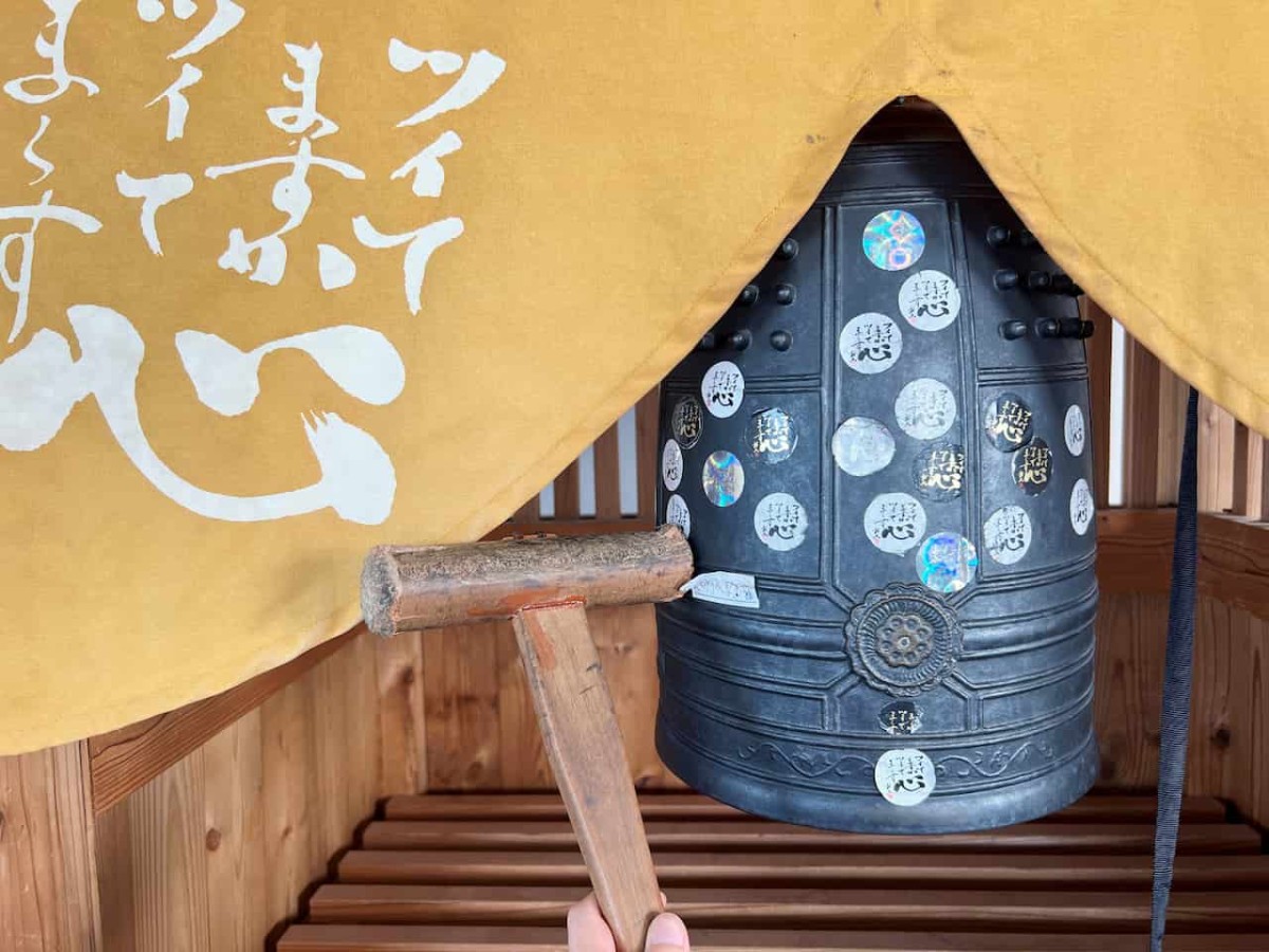 鳥取県米子市の『お菓子の壽城』にある「ツイてる神社」の鐘