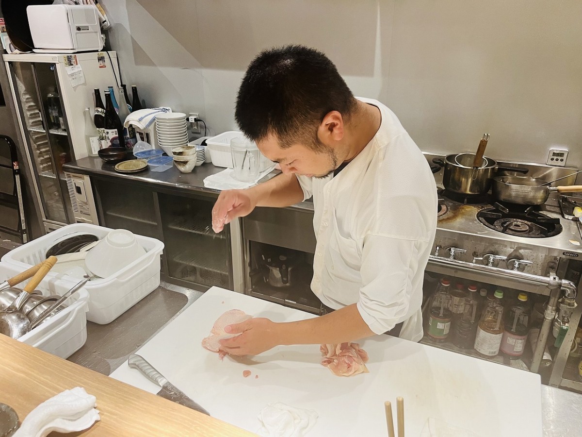 境港市にある鶏料理専門店『若鳥焼あおみどり』の店内の様子