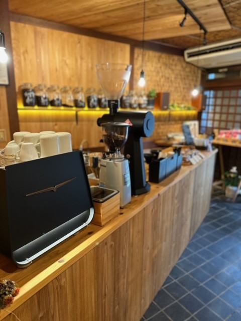 鳥取県米子市にオープンしたコーヒースタンド『ゼロケンコーヒー』の店内の様子