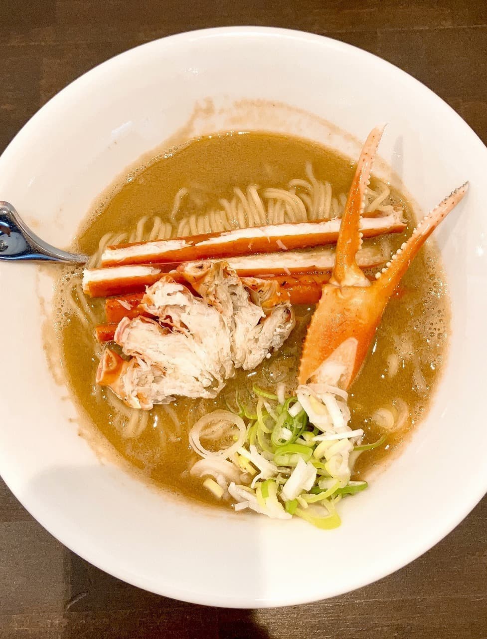 鳥取県境港市佐斐神町にある『紅ズワイガニらぁ麺 まるはち屋』の紅ズワイガニらぁ麺 カニシングル