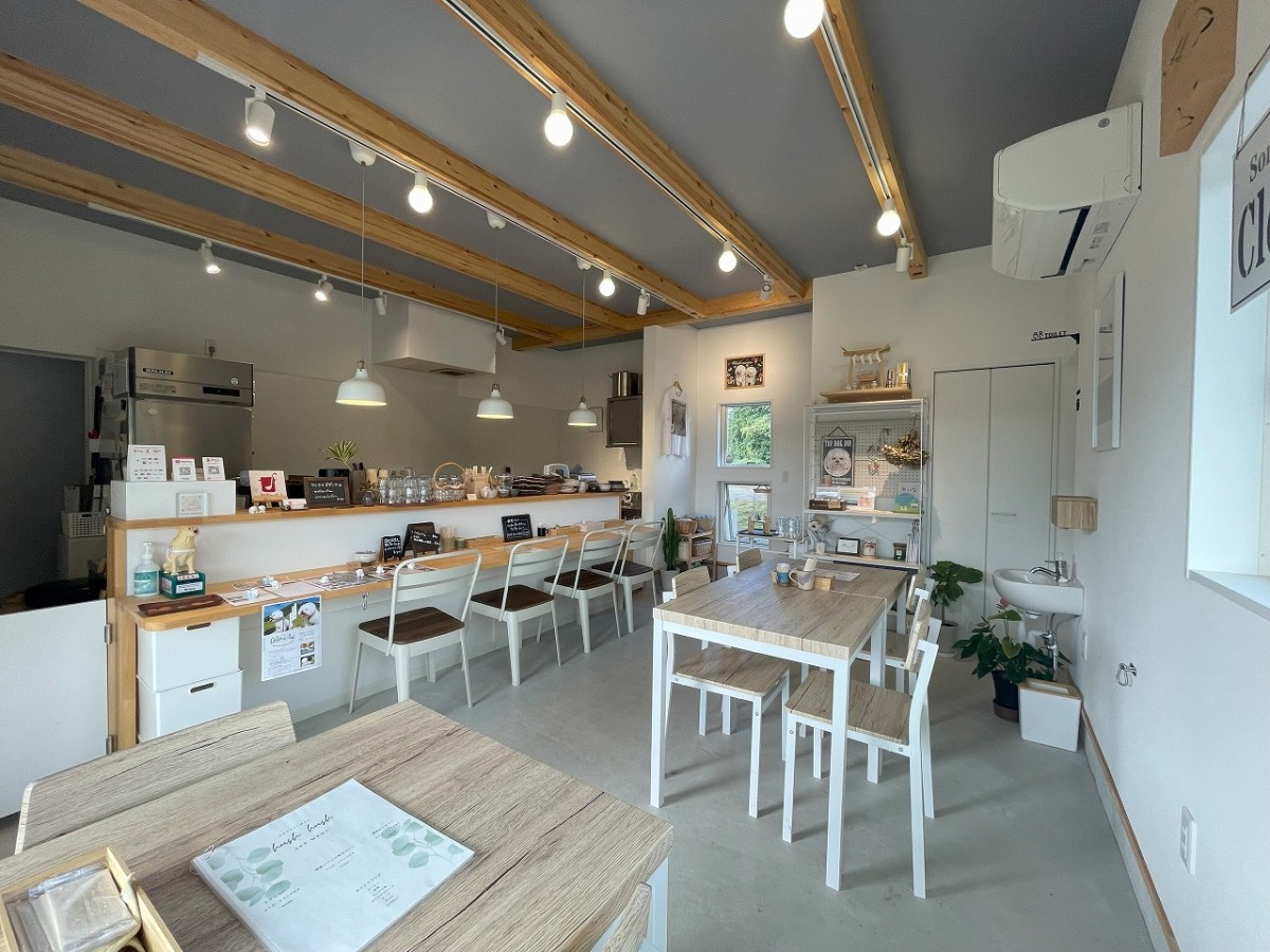 鳥取県伯耆町のカレー屋『hush hush（ハシュハシュ）』の店内