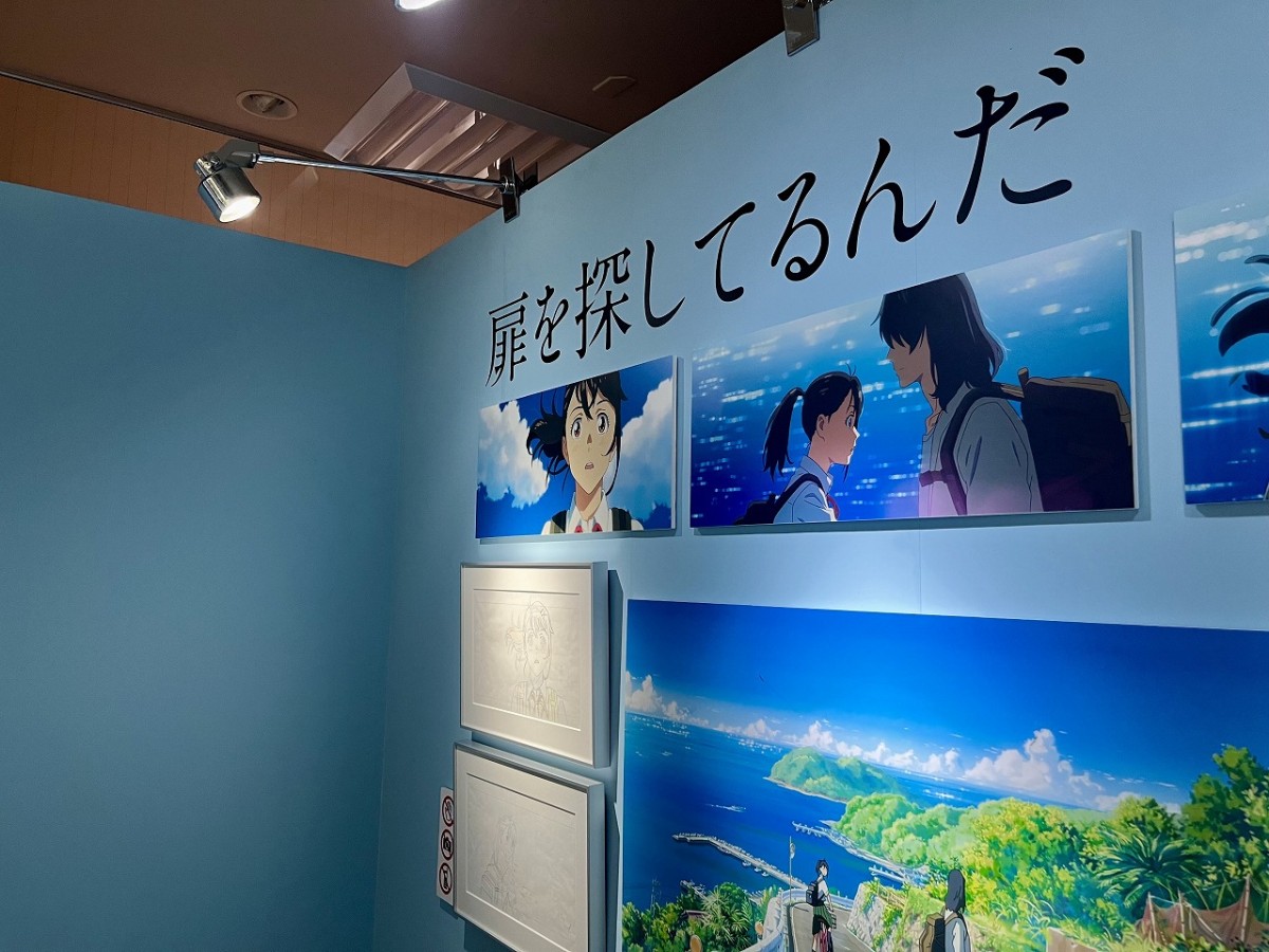 『米子高島屋』で開催されている「すずめの戸締り」展の様子
