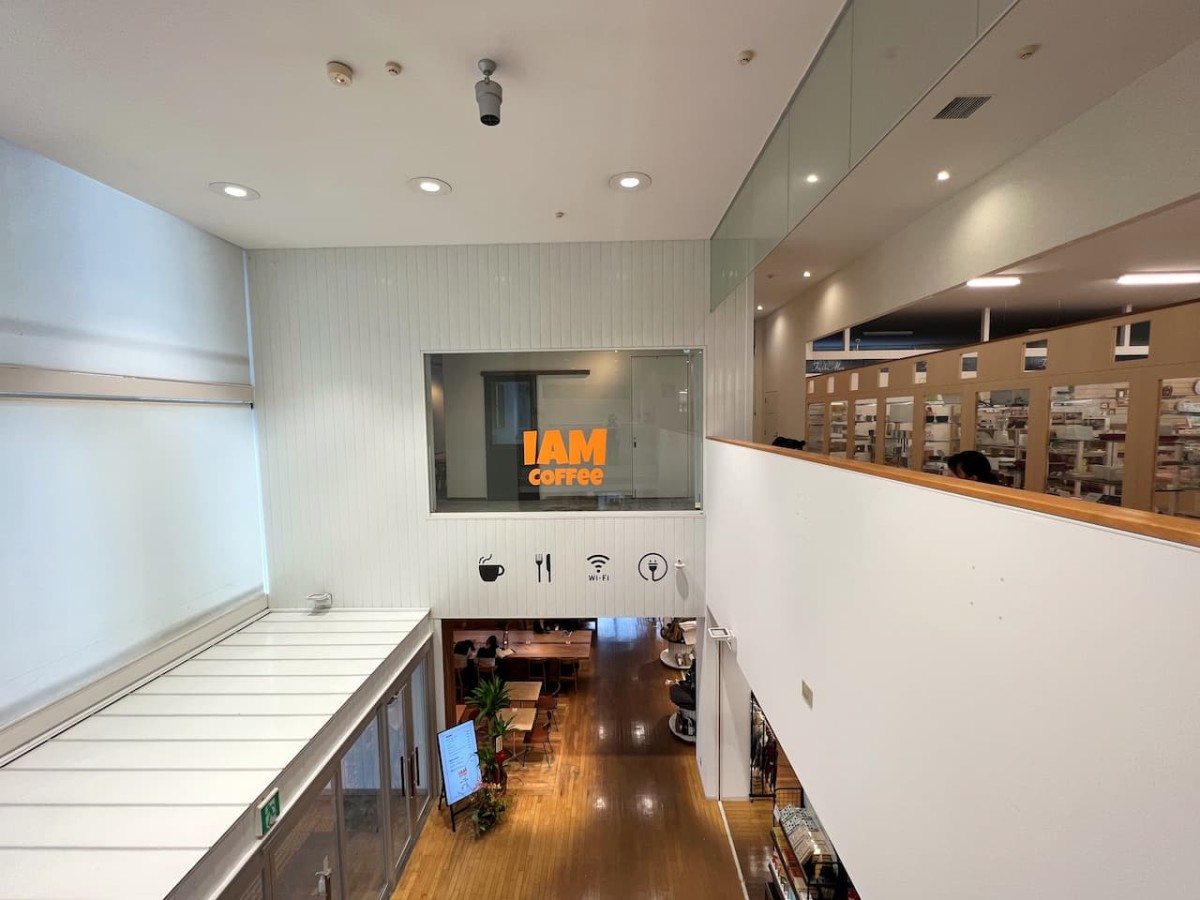 鳥取県米子市にある『今井書店錦町店』内のブックカフェ『アイムコーヒー』の様子