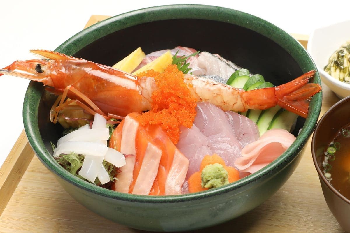 鳥取県東伯郡琴浦町にオープンした『漁協 お食事処 あかさき亭』の海鮮丼