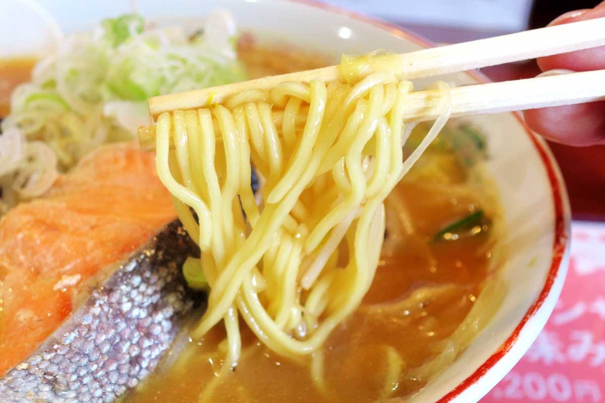 鳥取県琴浦町にある『牛骨ラーメンたかうな 琴浦本店』の「グランサーモン秋味みそラーメン」