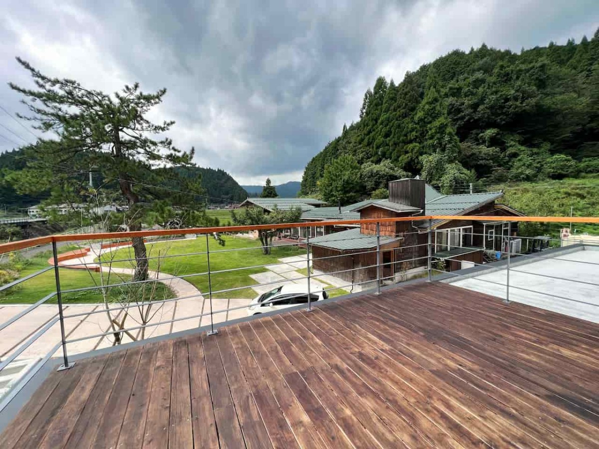 鳥取県智頭町にある『ナギノ森の宿』のオープンテラス